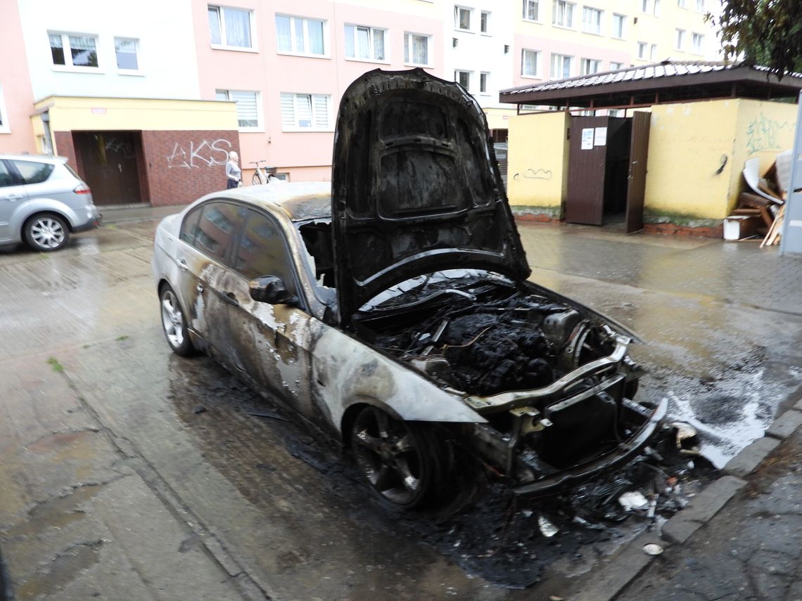 Kto podpala samochody we Włocławku? Podpalone dwa auta BMW, ucierpiało sześć pojazdów 