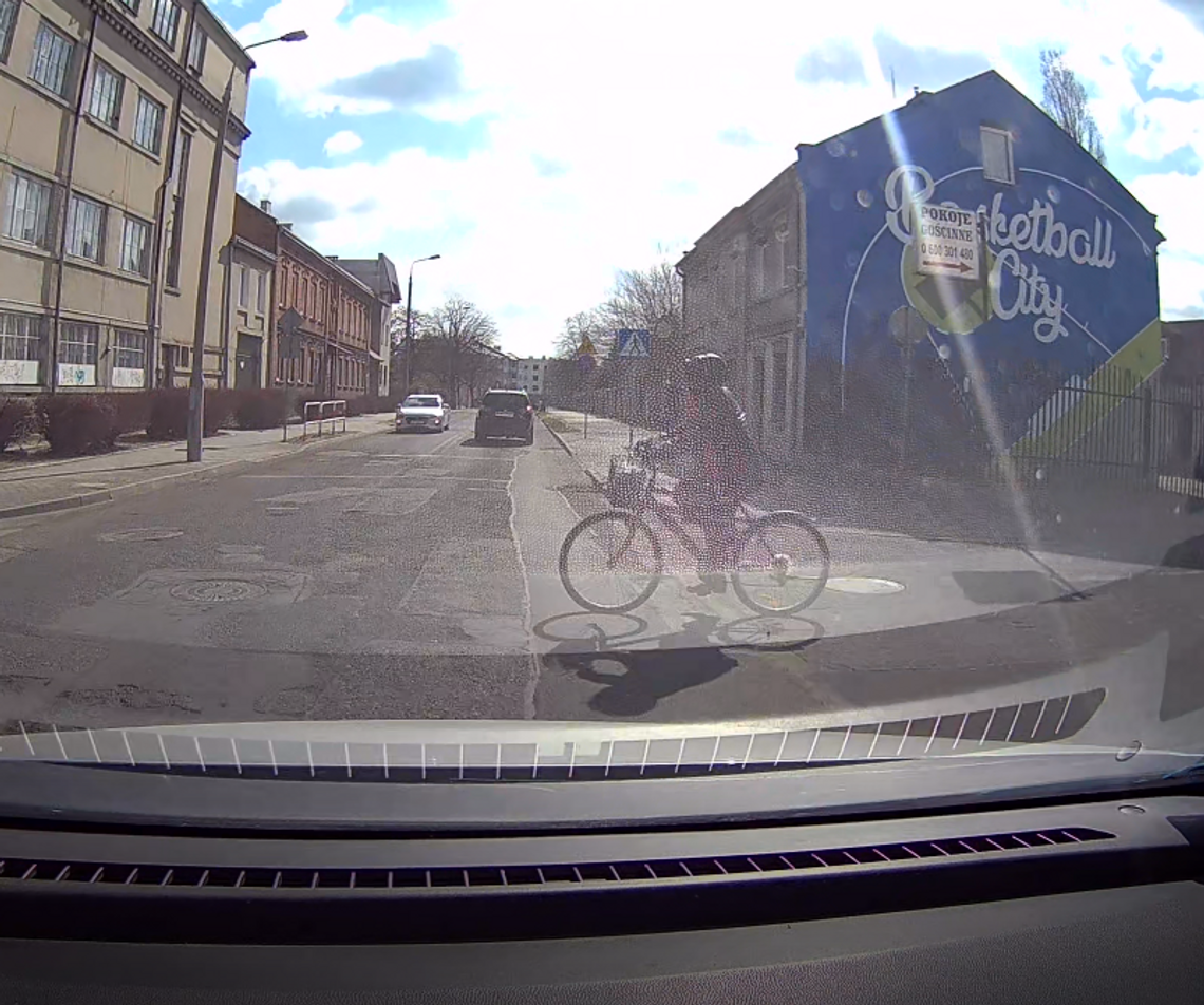 "Kto tak bezmyślnie wjeżdża na skrzyżowanie" [video]. Rowerzystka wjechała wprost pod koła samochodu