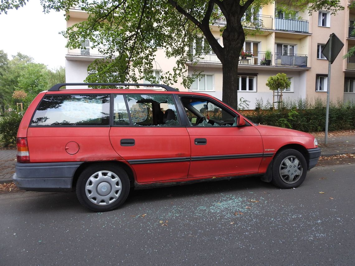 Akt wandalizmu na ul. Traugutta. W Oplu zostały wybite szyby