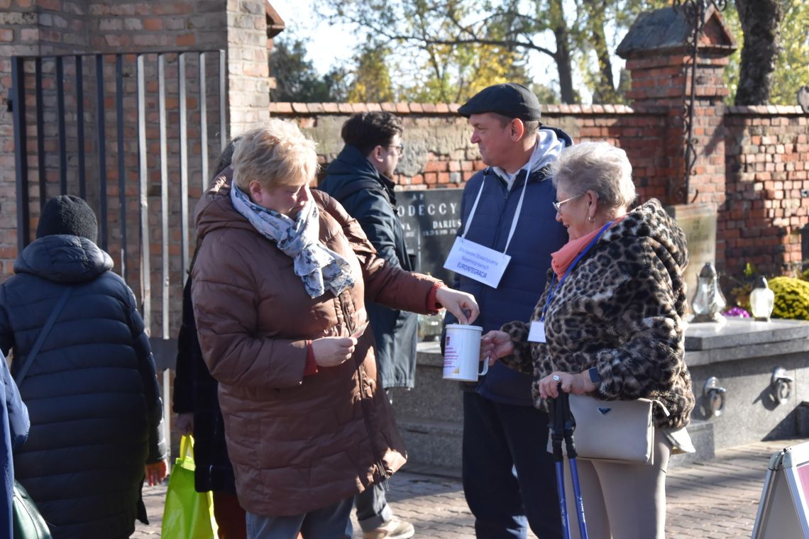 Kwesta na cmentarzu komunalnym. Mieszkańcy wsparli renowację grobu pułkownika Gromczyńskiego Kwesta na cmentarzu komunalnym. Mieszkańcy wsparli renowację grobu pułkownika Gromczyńskiego