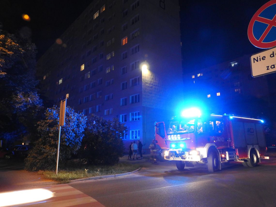 Zwłoki mężczyzny w bloku Łanowa 8. Strażacy weszli przez okno