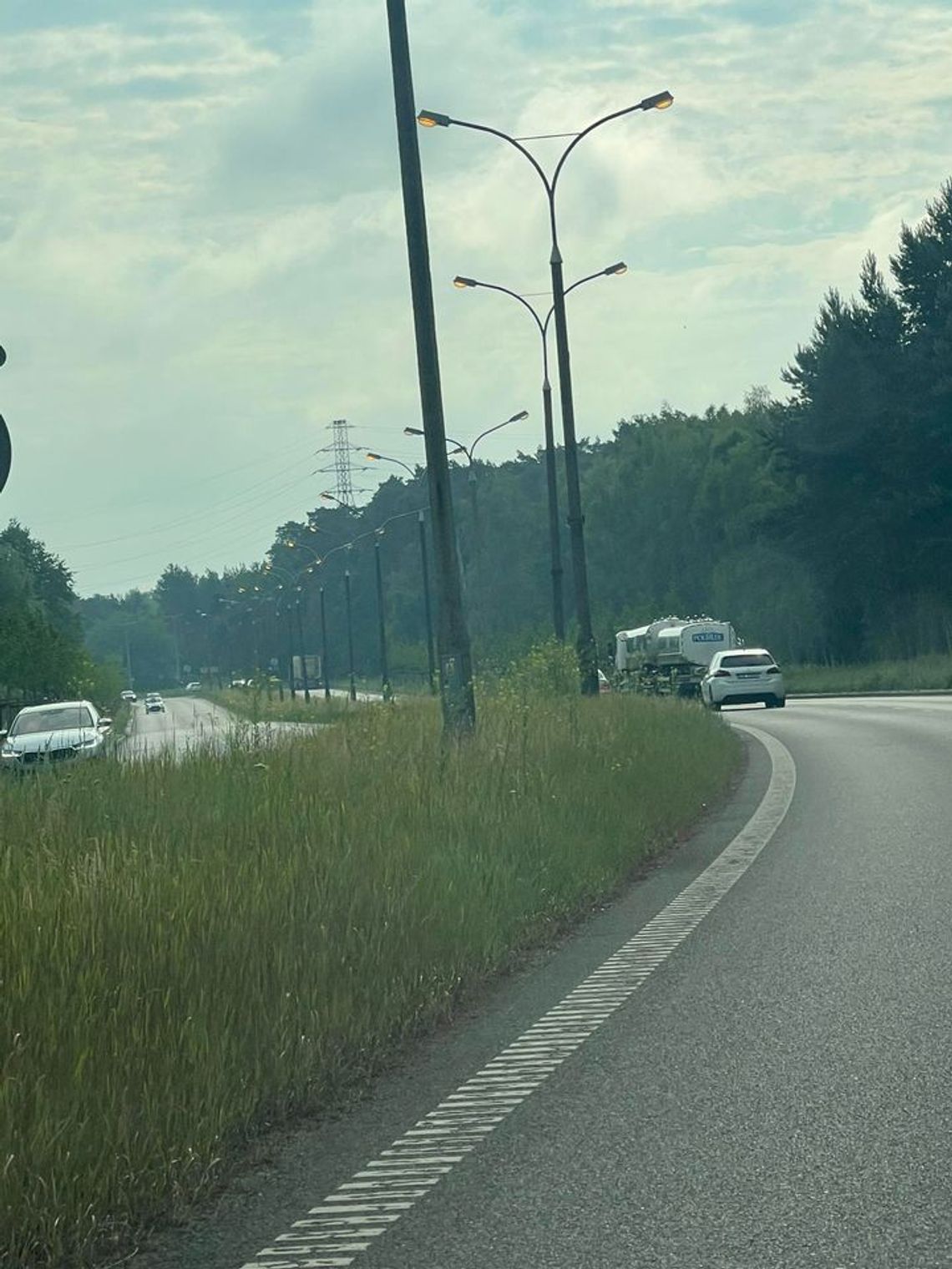 Latarnie na Al. K. Wielkiego świeciły się w dzień. Czytelnik pyta: komu te światła się świecą?