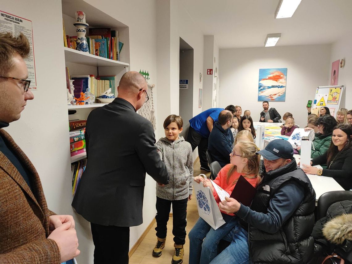 Laureaci konkursu na przyszkolny znak drogowy zostali nagrodzeni Laureaci konkursu na przyszkolny znak drogowy zostali nagrodzeni