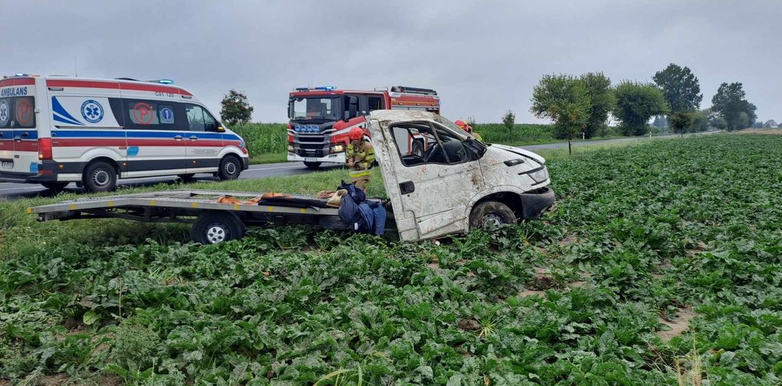 Laweta dachowała na polu buraków. Dwie osoby trafiły do szpitala