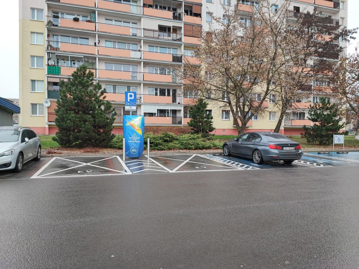 Lepiej tam nie parkuj, bo słono zapłacisz. Lidl buduje ładowarki na parkingach