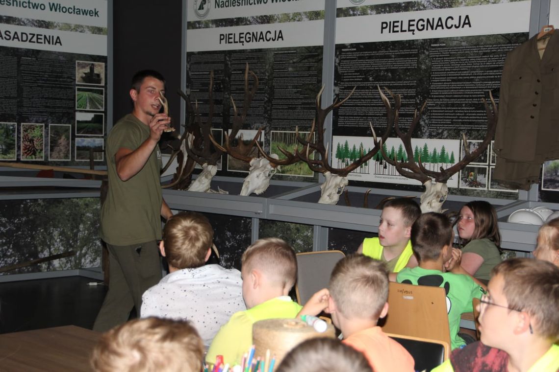 Leśna przygoda uczniów z Włocławka. Dzieci poznały tajemnice lasu i pracy leśnika Leśna przygoda uczniów z Włocławka. Dzieci poznały tajemnice lasu i pracy leśnika