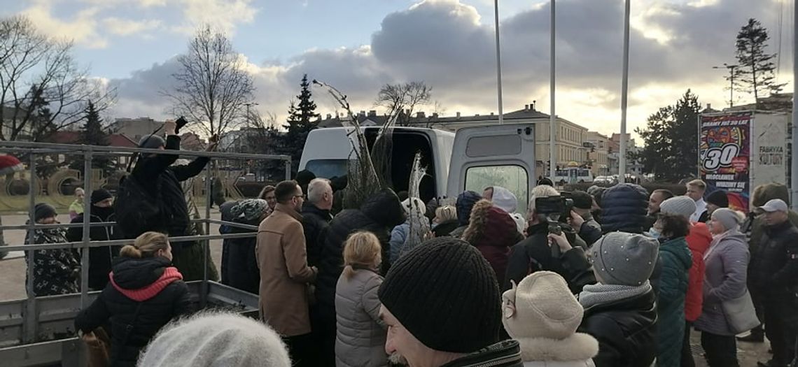 Lewica rozdawała choinki na placu Wolności. Doszło do przepychanek między mieszkańcami