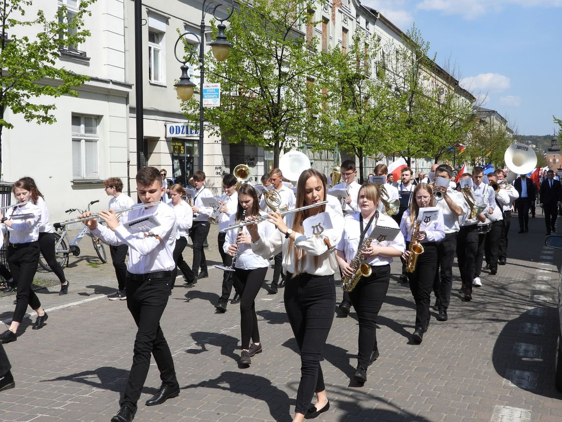 Lewica uczciła Święto Pracy, ulicami Włocławka ruszył pochód