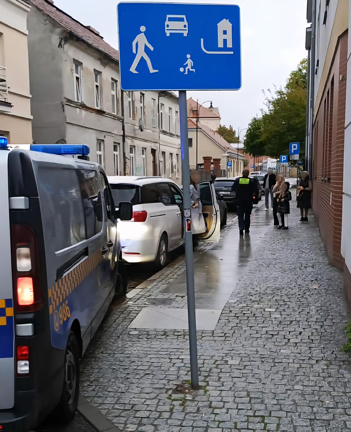 Anonimowy sygnał i cztery auta z blokadami na ul. Łęgskiej