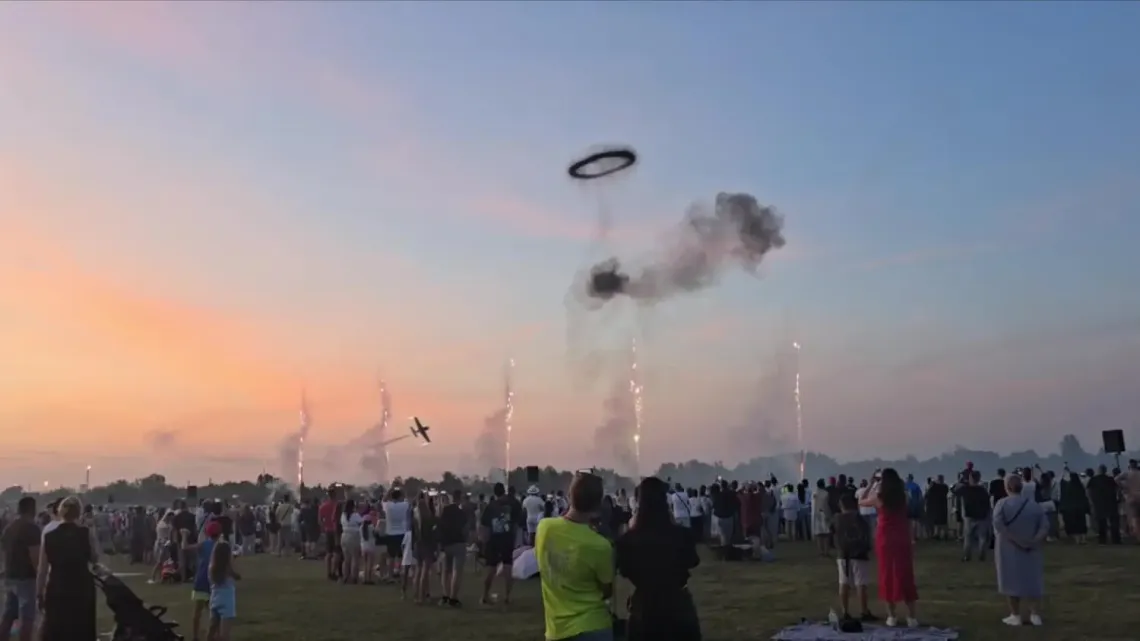 Litewska formacja ANBO przeleciała nad Włocławkiem – wśród pilotów były prezydent Litwy [wideo]