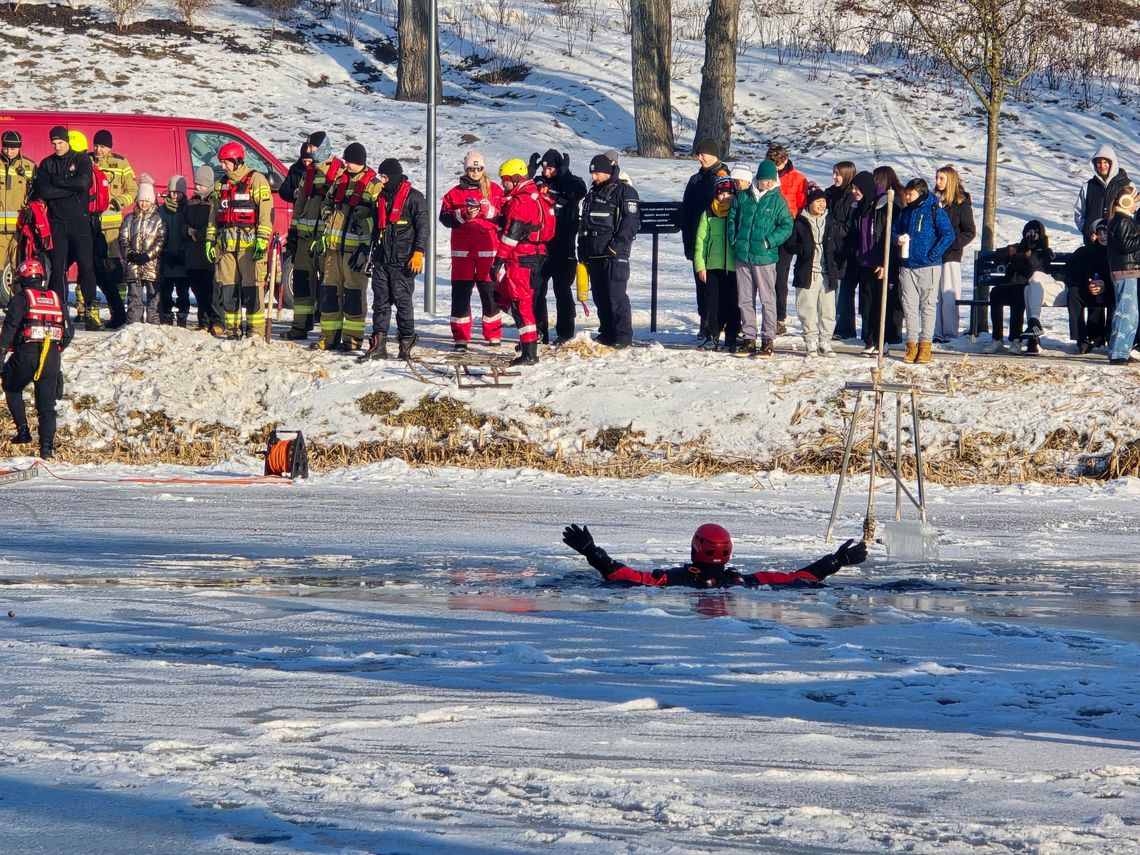 Lód pękał tylko na pokaz. Emocjonujące ćwiczenia służb w Parku na Słodowie