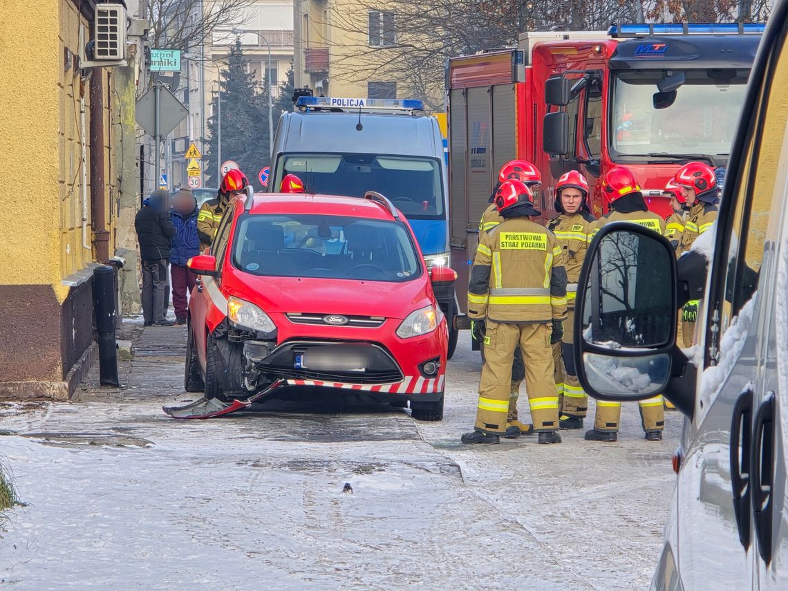 Lód na jezdni ul. Starodębskiej. Ford uderzył w budynek i słupek