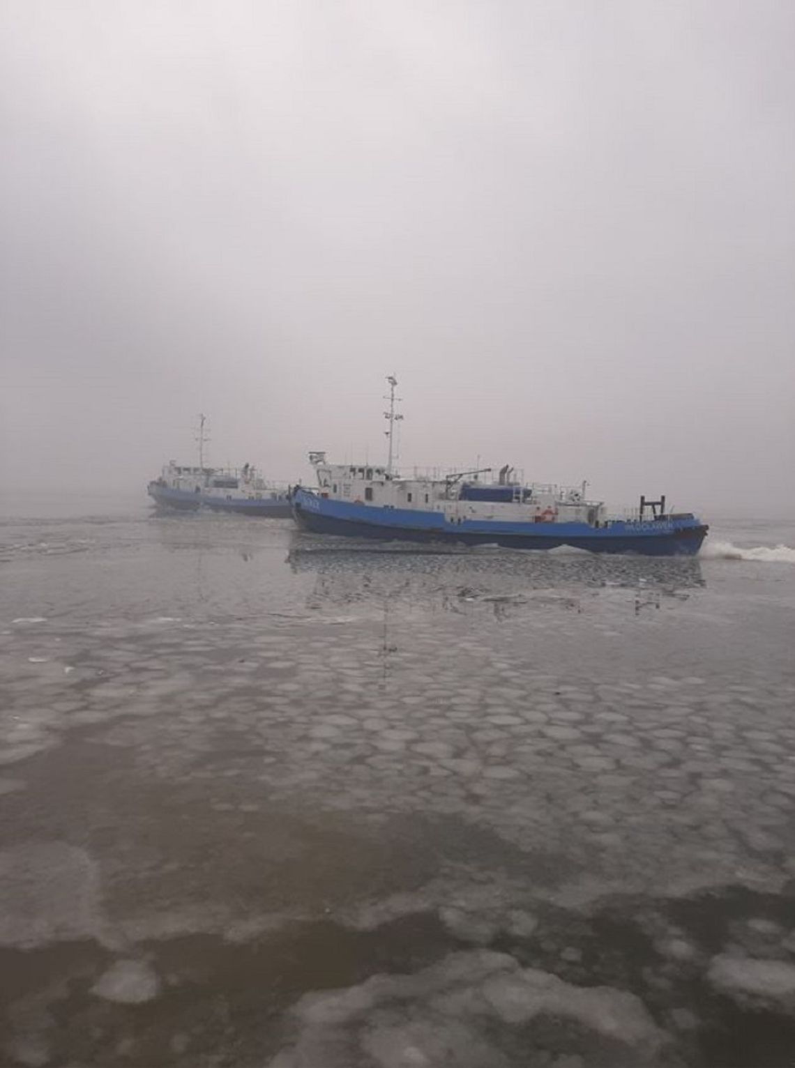 Lodołamacze z Włocławka wycięły rynnę na Wiśle