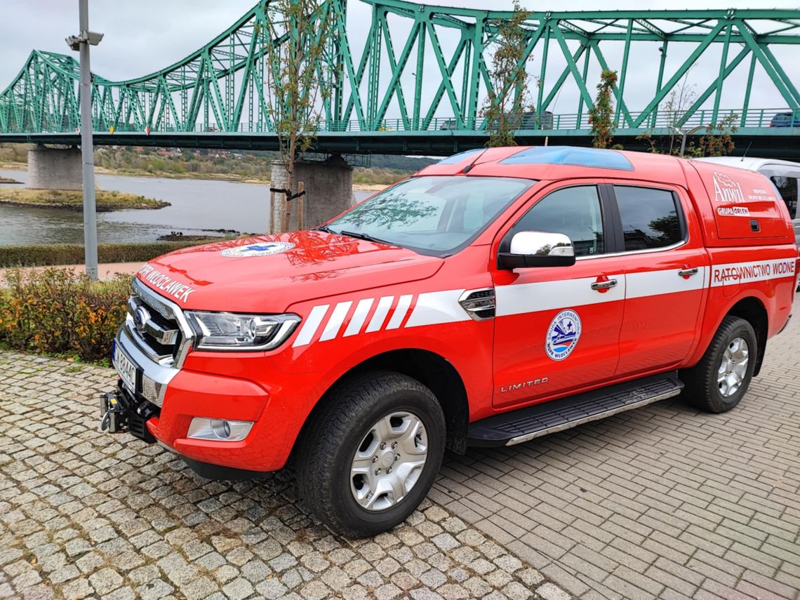 Łódź dryfowała na Wiśle w pobliżu mostu. Mundurowi prowadzą czynności