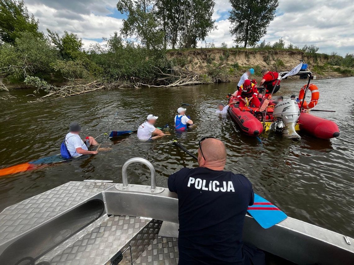 Łódź zaczęła nabierać wody.  Pomogli policjanci