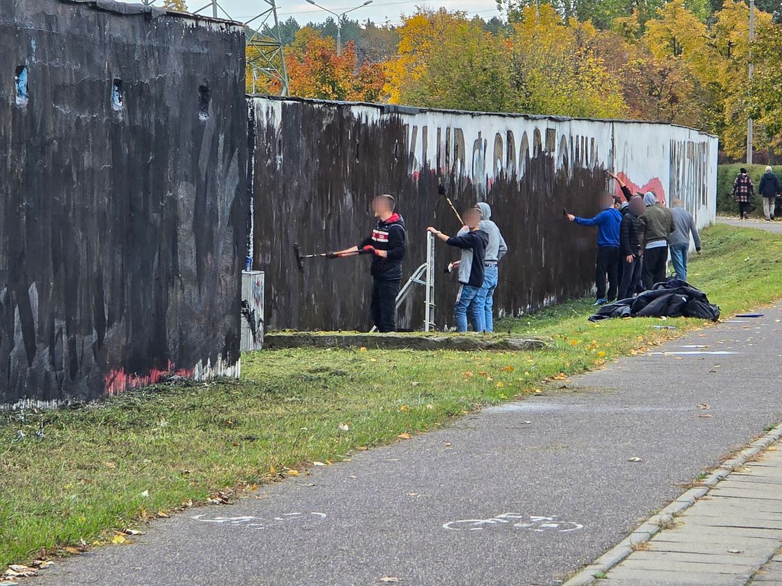 Zamalowali napisy na ścianach garaży od ul. Kruszyńskiej. Interweniowała straż i policja