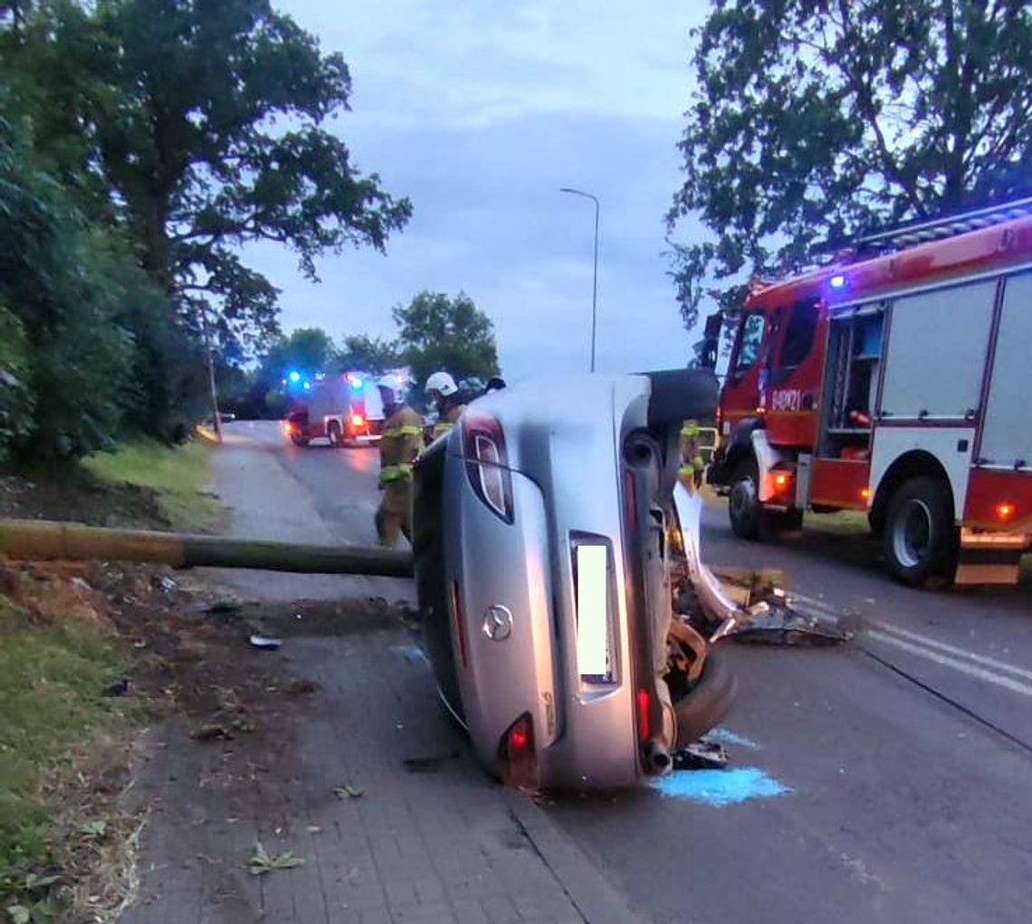 Mazda uderzyła w słup i przewróciła się na bok