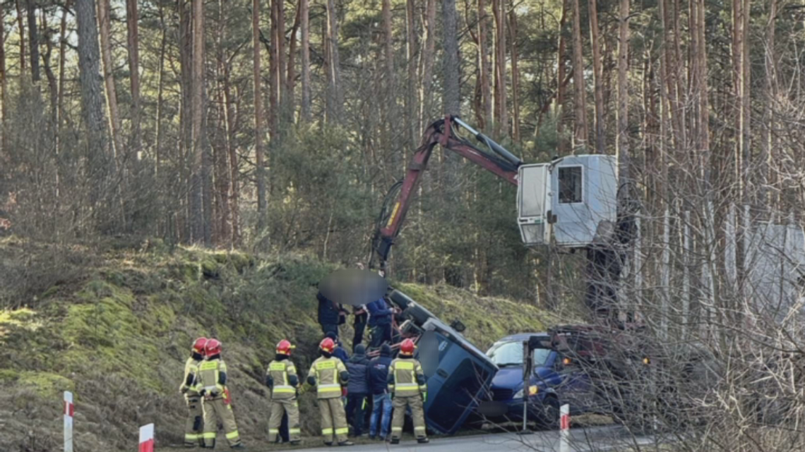 Mercedes zatrzymał się by udzielić pomocy po kolizji. Uderzył w niego Opel