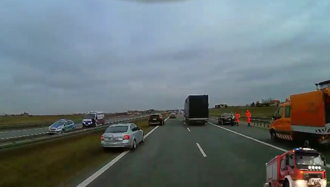 Mężczyzna dostał zawału na autostradzie. Z pomocą załodze pogotowia ruszyli strażacy