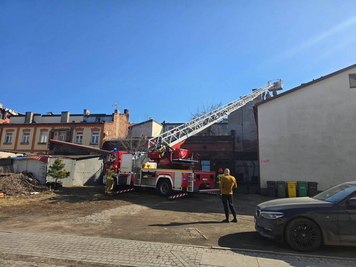 Mężczyzna na dachu w Śródmieściu. Na miejscu policyjny negocjator