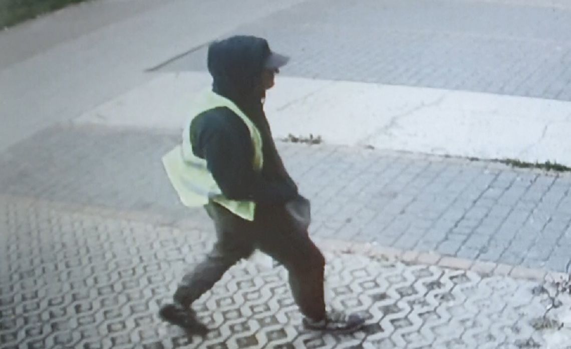 Mężczyzna na zdjęciu napadł na lombard. Policja prosi o pomoc Mężczyzna na zdjęciu napadł na lombard. Policja prosi o pomoc