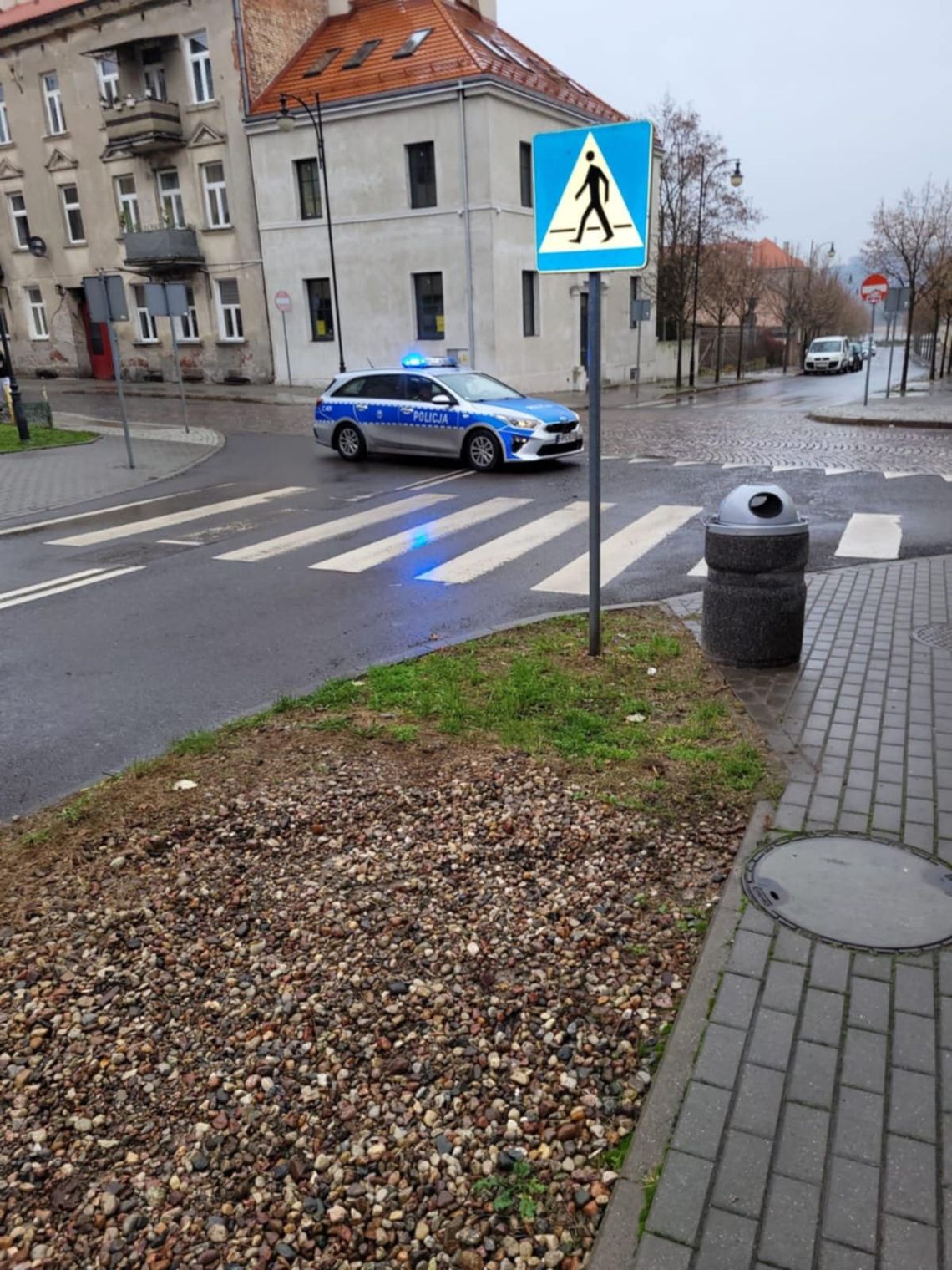 Mężczyzna poprosił o pomoc. Policjanci eskortowali chorą kobietę do szpitala
