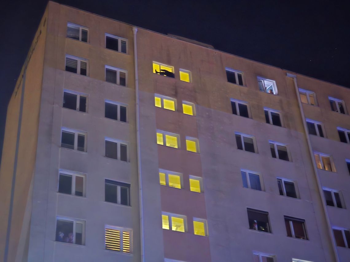 [Aktualizacja] Mężczyzna siedzi w oknie na 11. piętrze. Grozi że skoczy, trwa akcja służb