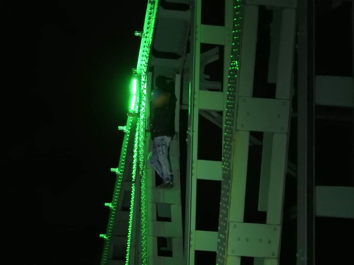 Mężczyzna wspiął się na most. Na miejscu policja, strażacy i pogotowie ratunkowe