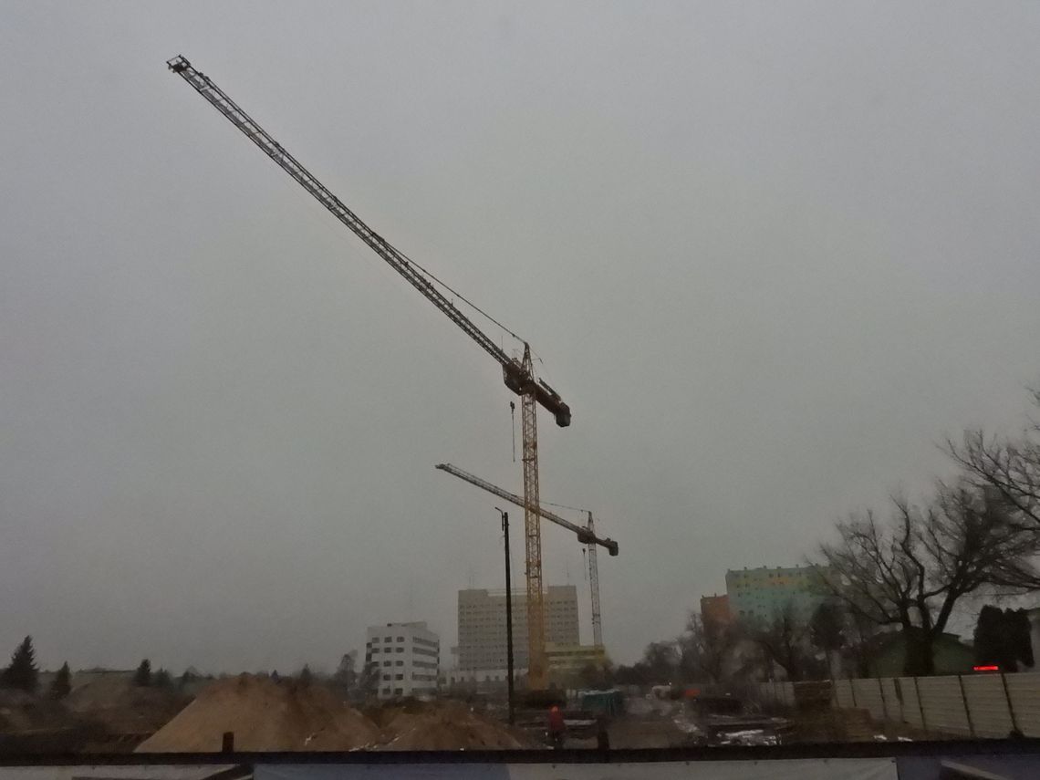 Mężczyzna zasłabł w dźwigu na wysokości 30 metrów. Konieczna była pomoc strażaków