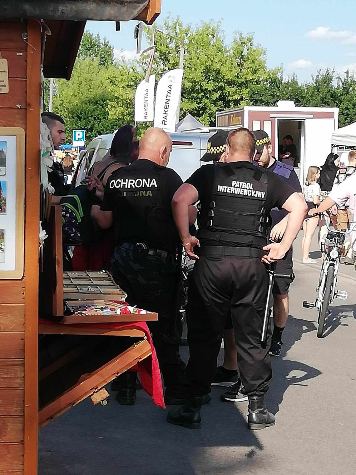 Mężczyzna w sukience obnażał się podczas koncertu. Interweniowała Straż Miejska i ochrona