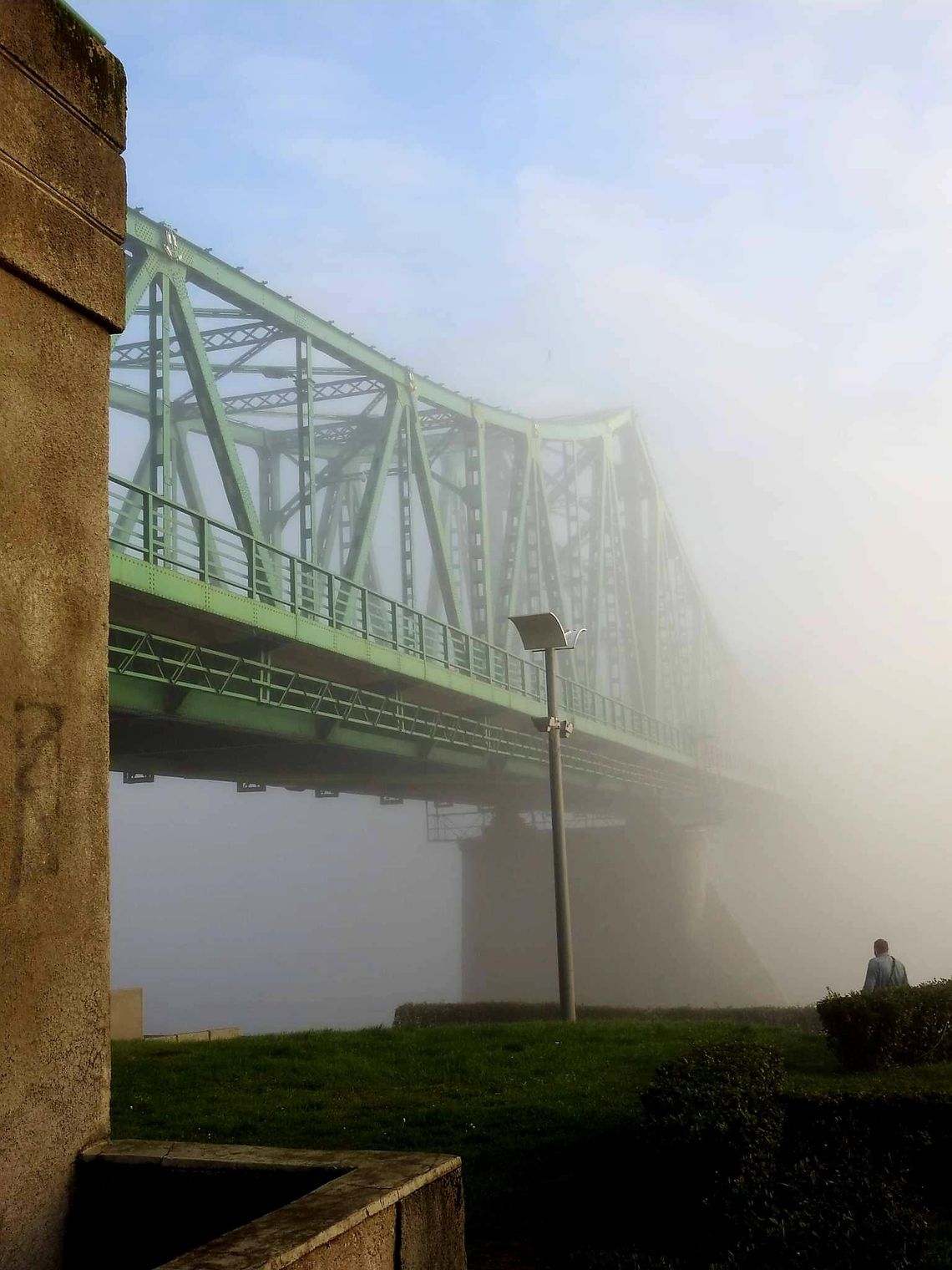 Ostrzeżenie przed gęstą mgłą i osadzaniem szadzi. Widzialność poniżej 200 metrów