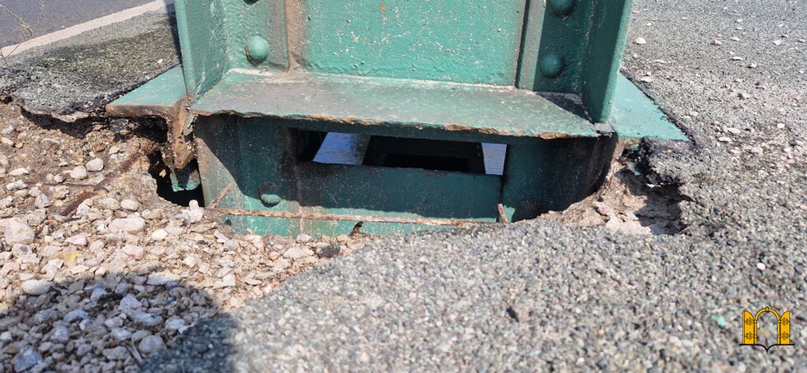 Miasto nie naprawi dziur w moście, ze względu na brak pieniędzy. Zaprzecza także istnieniom dziur "przez które widać rzekę"