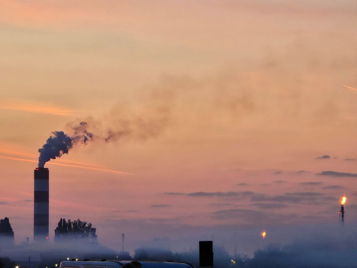 Mieszkańcy patrzą w stronę Płocka. Co to za ogień na horyzoncie? Mieszkańcy patrzą w stronę Płocka. Co to za ogień na horyzoncie?