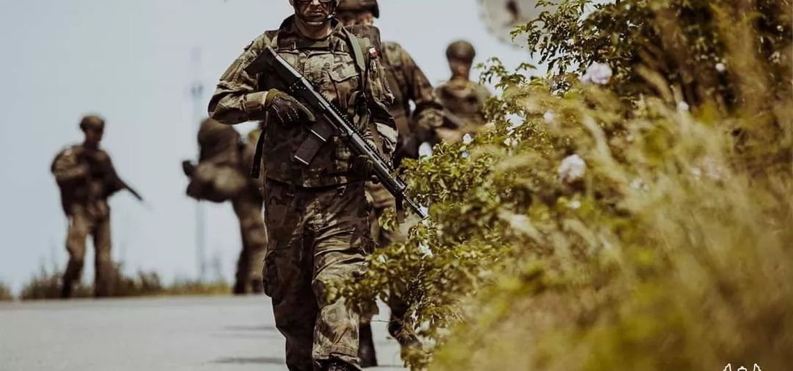 żołnierz z bronią na drodze