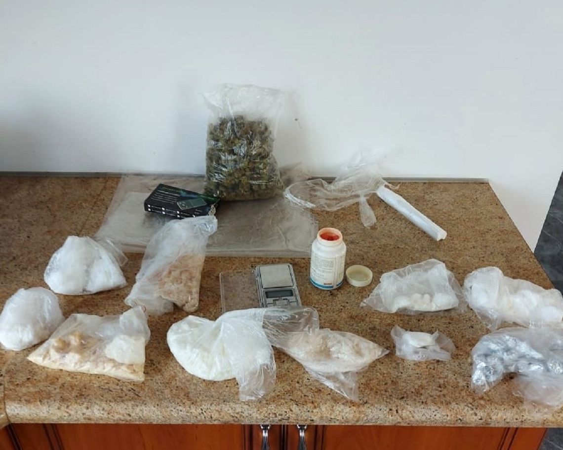 Mieszkaniec Brześcia Kujawskiego miał w domu prawie 1,5 kg narkotyków