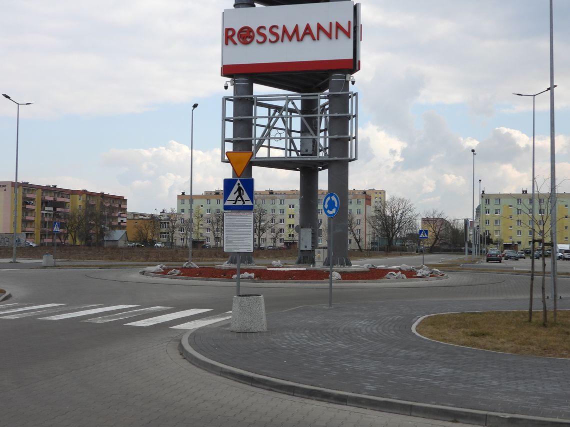 Mieszkaniec interweniuje. Policja potwierdza. Rondo pod Castoramą źle oznakowane