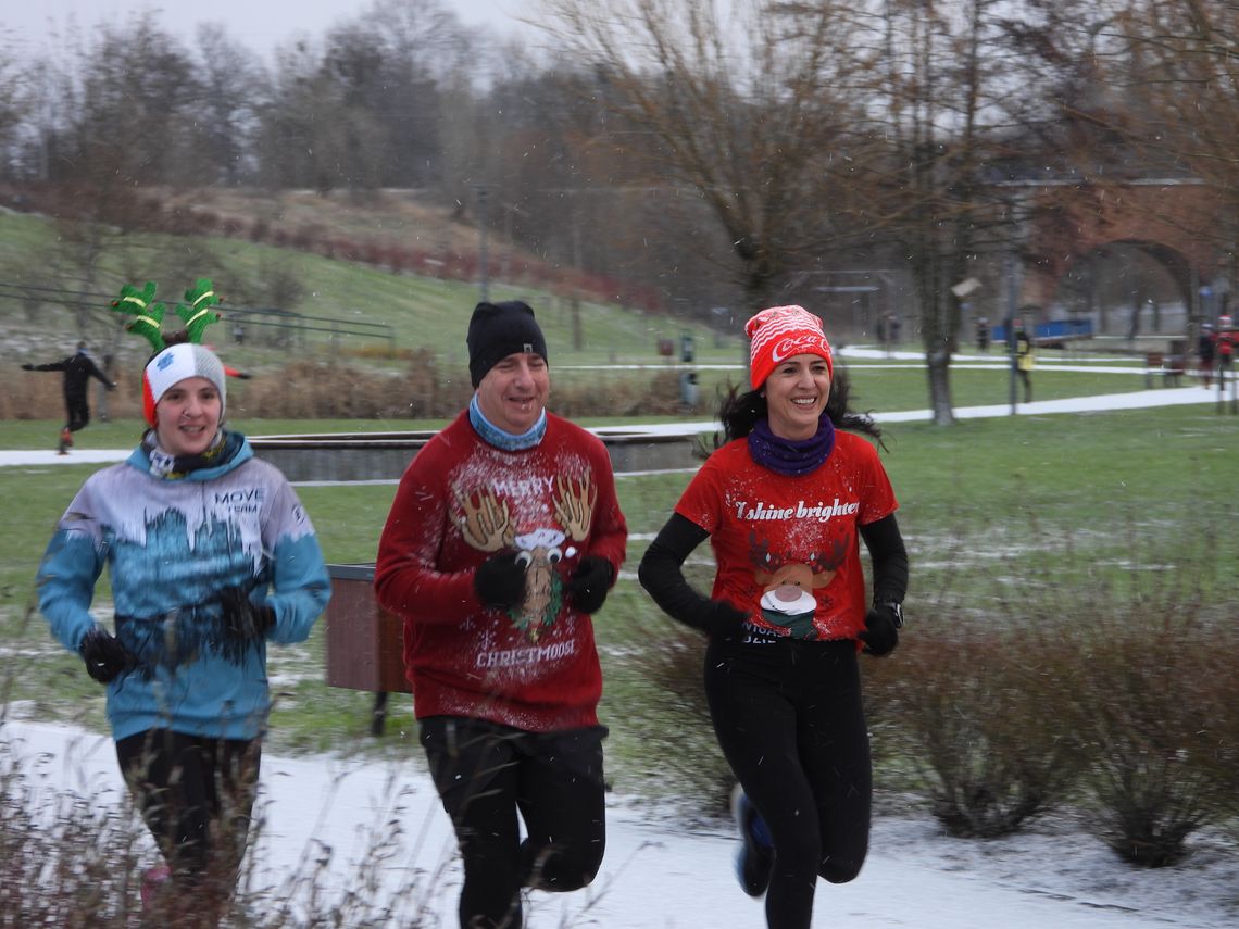 Mikołaje i Mikołajki na start. Świąteczny Parkrun przebiegł przez Słodowo