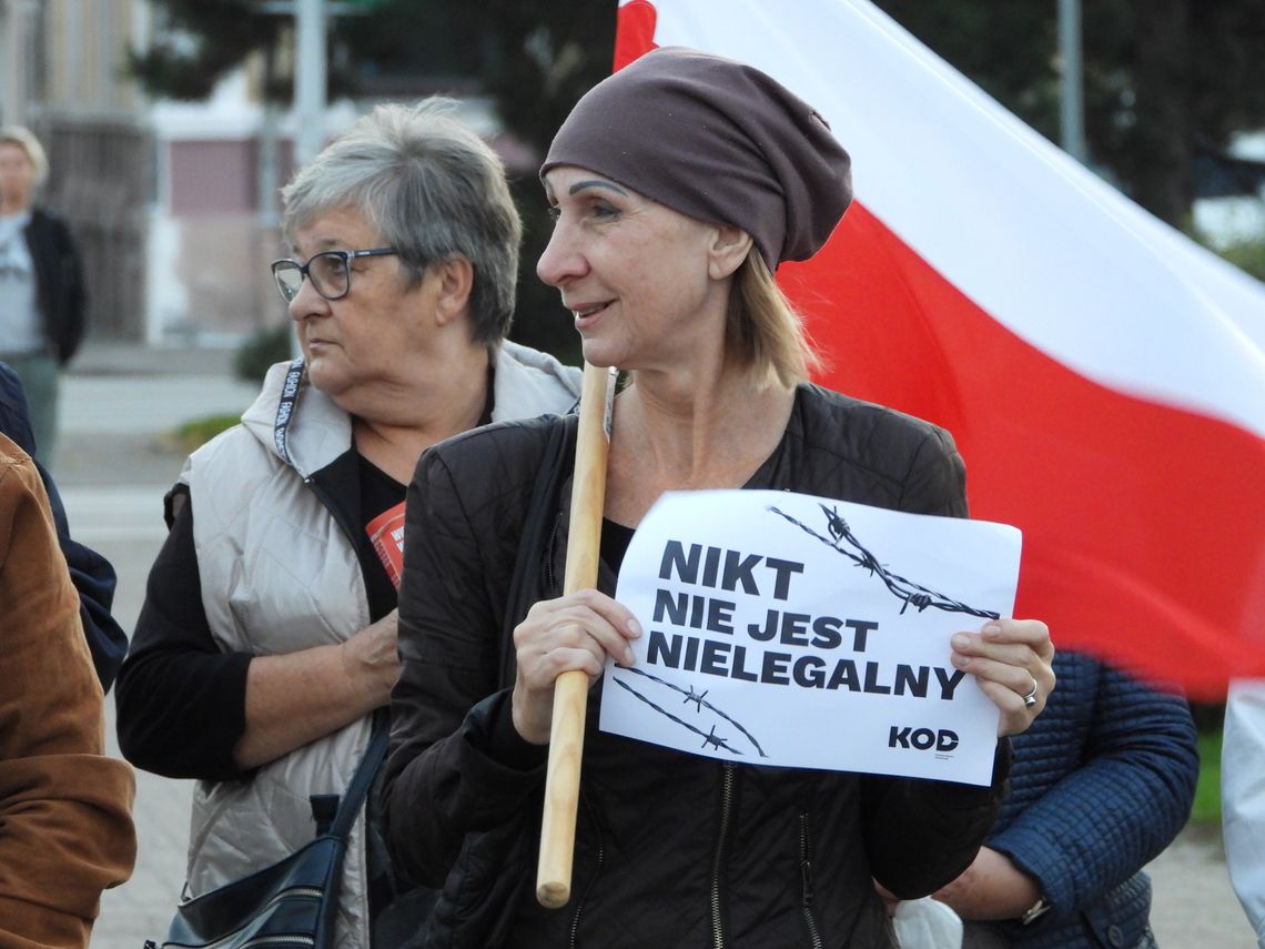 Milczący protest na placu Wolności. Chodzi o sytuację na granicy z Białorusią Milczący protest na placu Wolności. Chodzi o sytuację na granicy z Białorusią