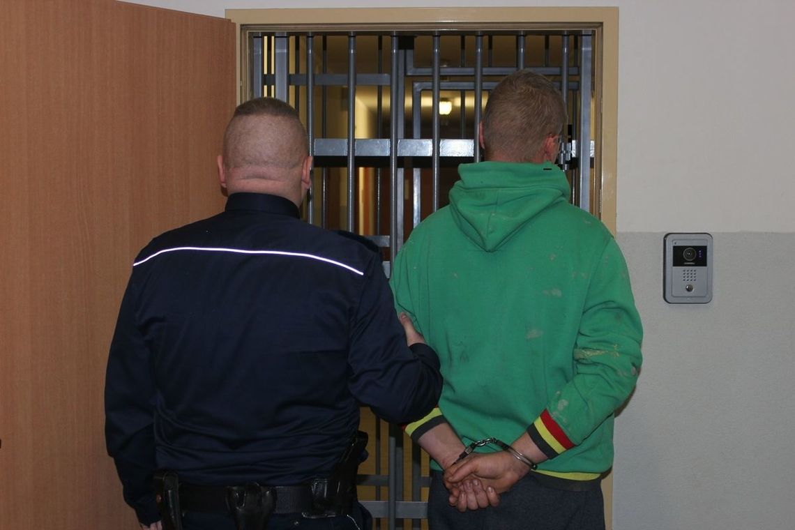 Młody mężczyzna włamał się do piwnicy. Mundurowi wykryli przy nim narkotyki