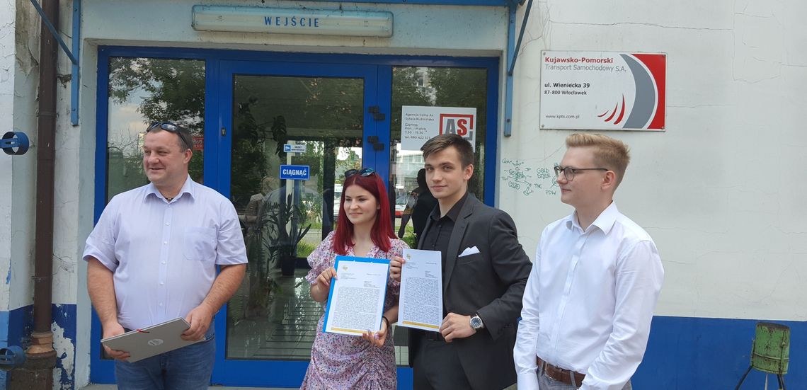 Młodzież pod siedzibą KPTS S.A. Złożyli petycję w związku z wykluczeniem komunikacyjnym w województwie kujawsko-pomorskim