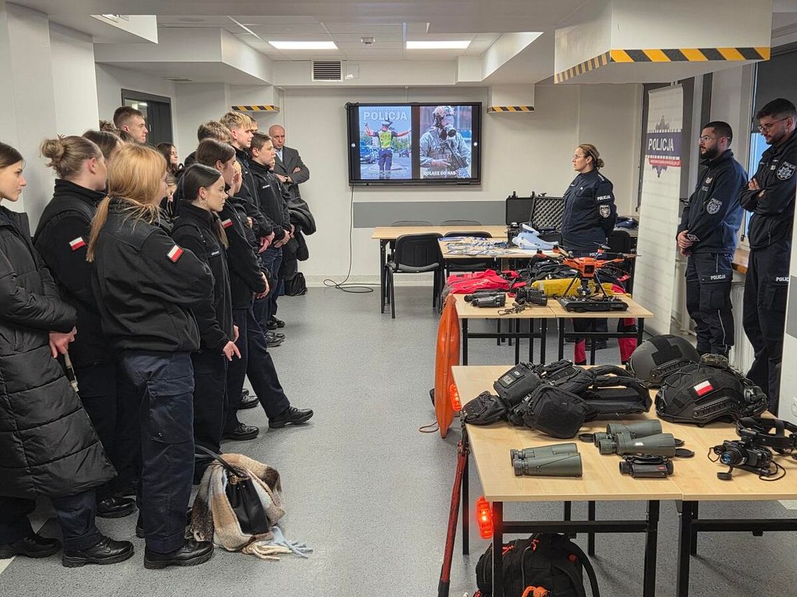 Mogli zajrzeć do policyjnych pomieszczeń, drzwi otwarte dla kandydatów do policji Mogli zajrzeć do policyjnych pomieszczeń, drzwi otwarte dla kandydatów do policji