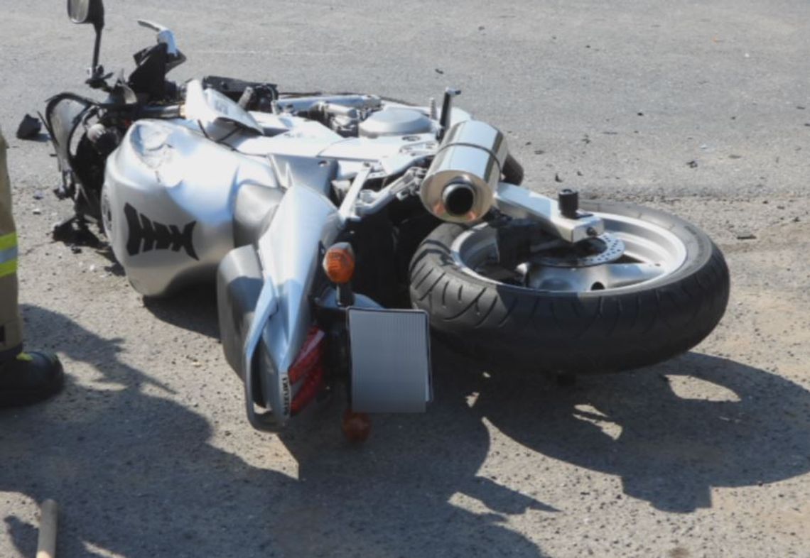Motocyklista uderzył w Volkswagena. Nie miał uprawnień do kierowania