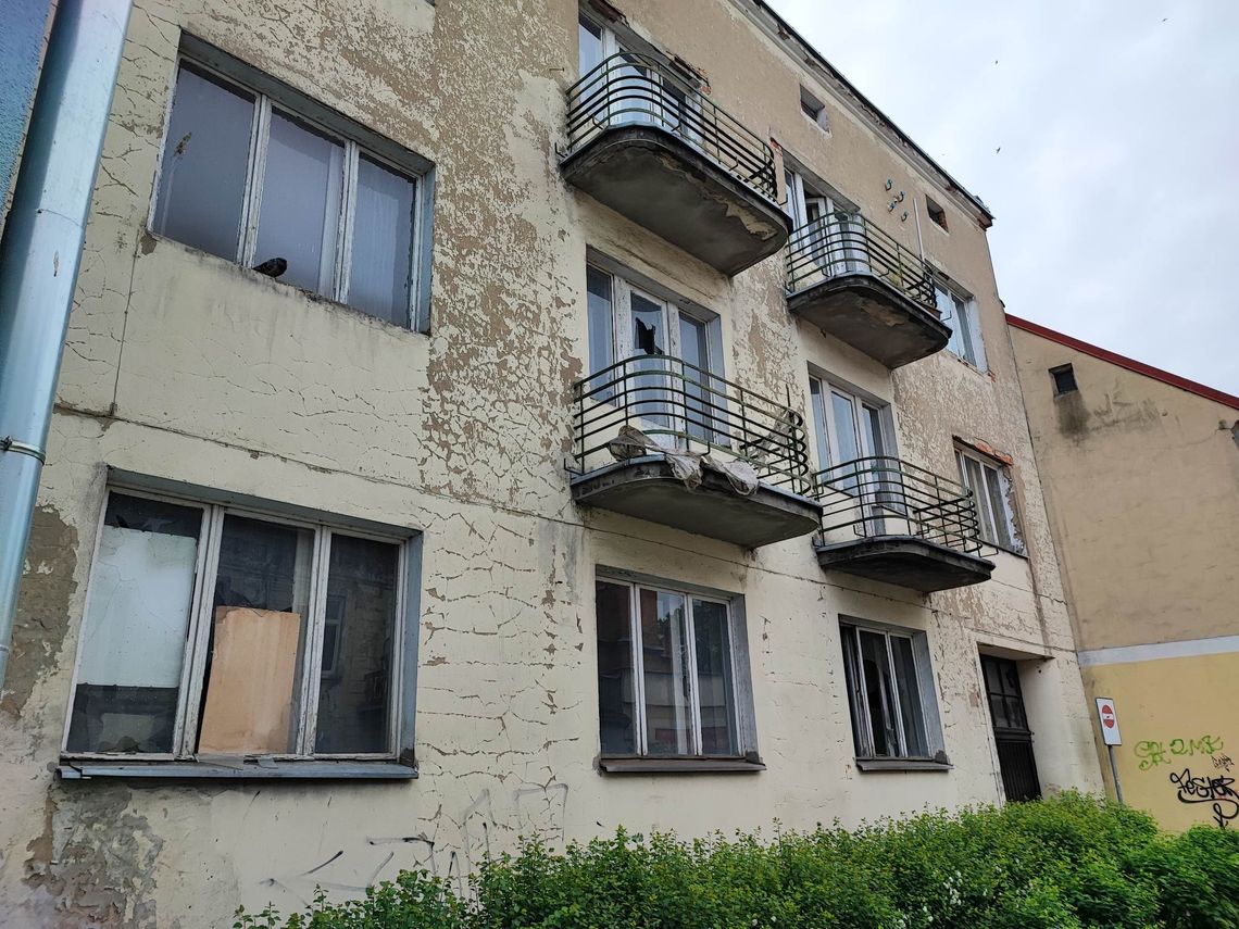 Ratusz kontaktował się z właścicielem kamienicy przy ul. Brzeskiej, którą dewastują bezdomni