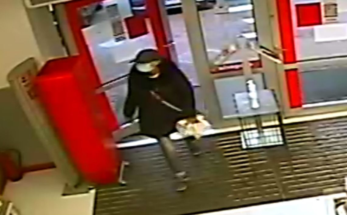 Mundurowi poszukują osoby podejrzewanej o kradzież perfum