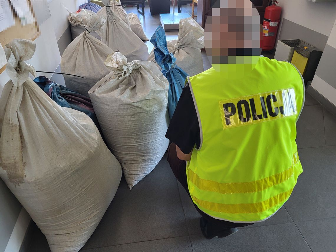 Mundurowi zabezpieczyli około 200 kg krajanki tytoniowej