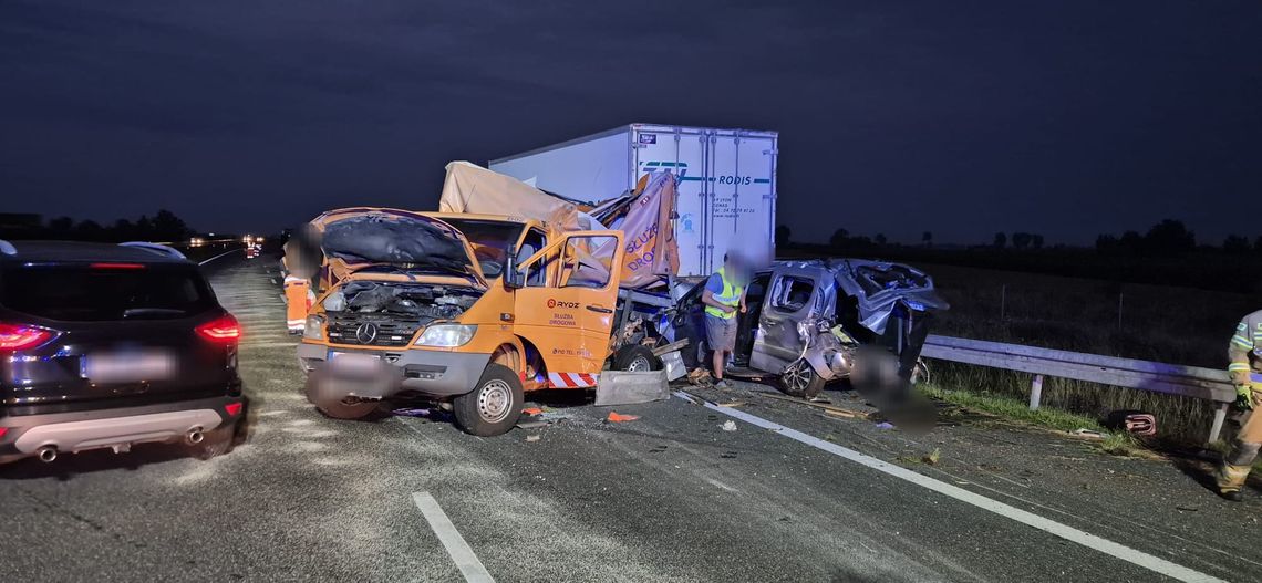Na A1 ciężarówka ze sprzętem rolniczym najechała na zespół pojazdów