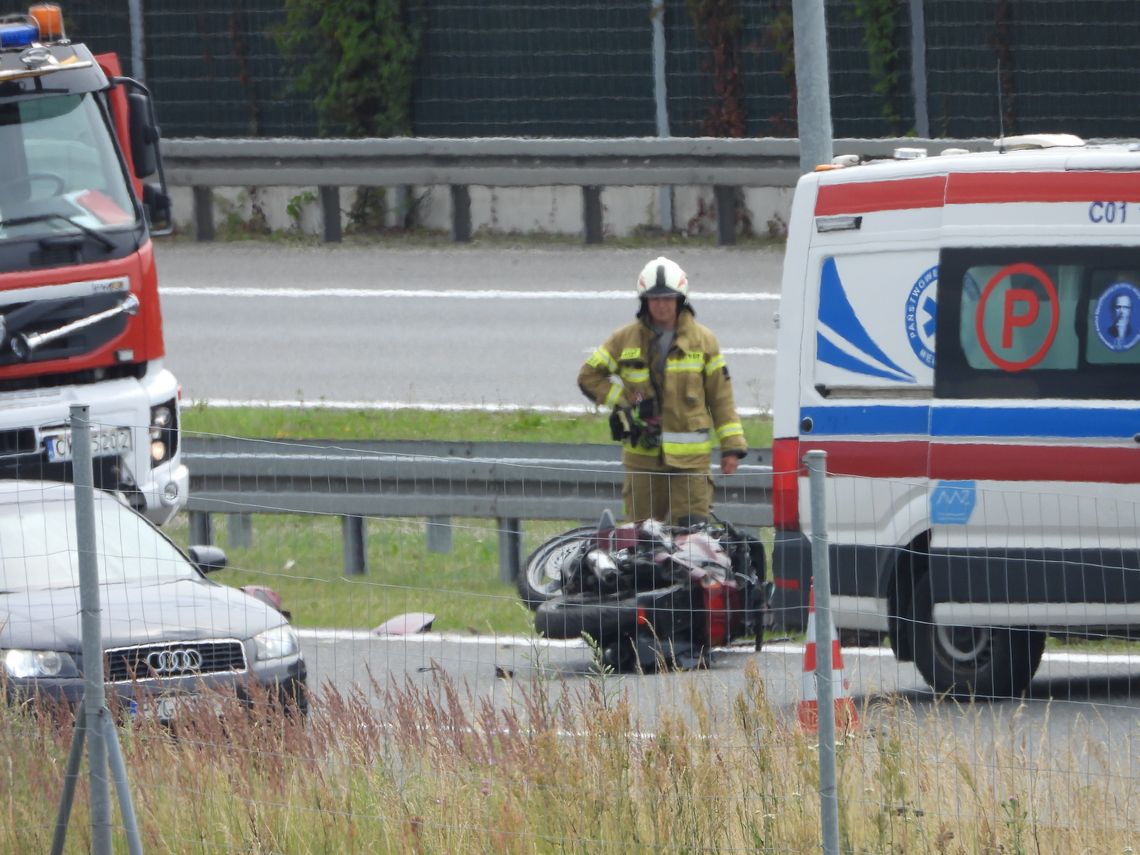 Zdarzenie drogowe na A1 z udziałem motocykla. Ruch odbywa się jednym pasem