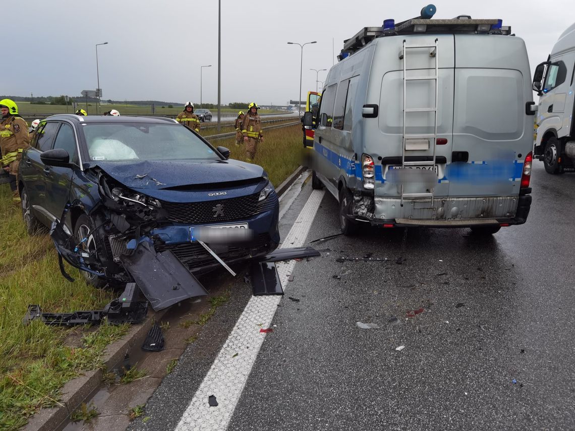 Na autostradzie A1 w Pikutkowie zderzyły się trzy pojazdy. Jeden pas w kierunku Łodzi zablokowany