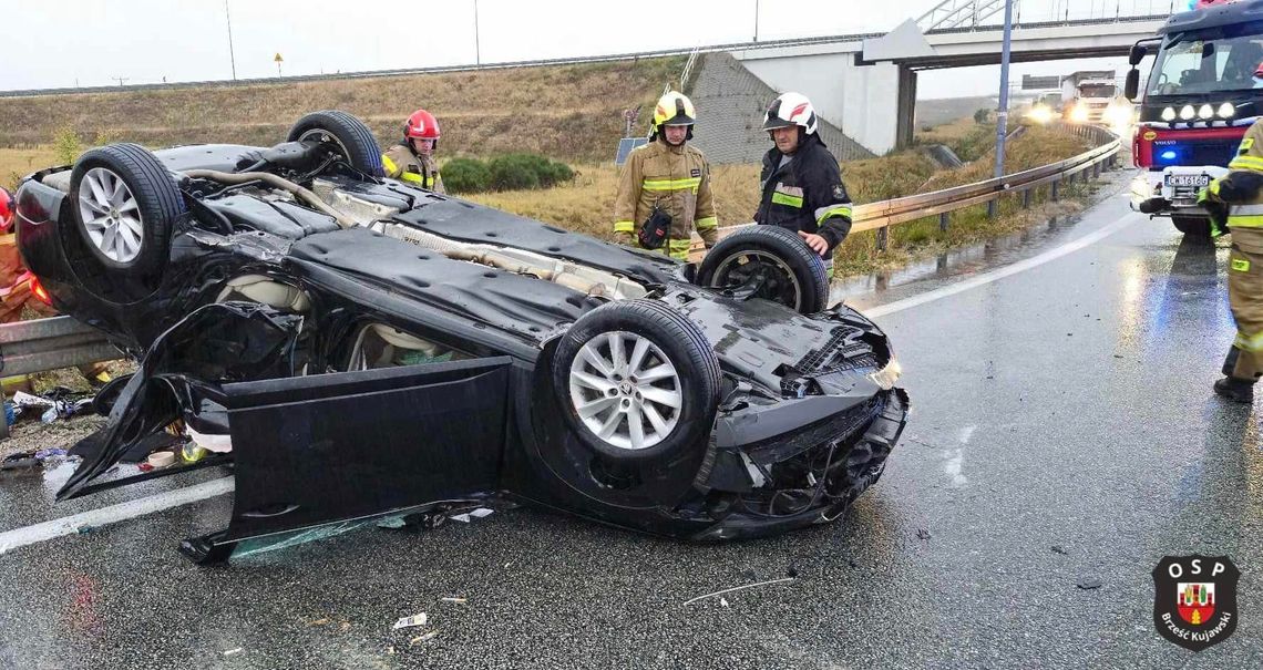 Na autostradzie A1 zderzyły się trzy pojazdy. Skoda dachowała