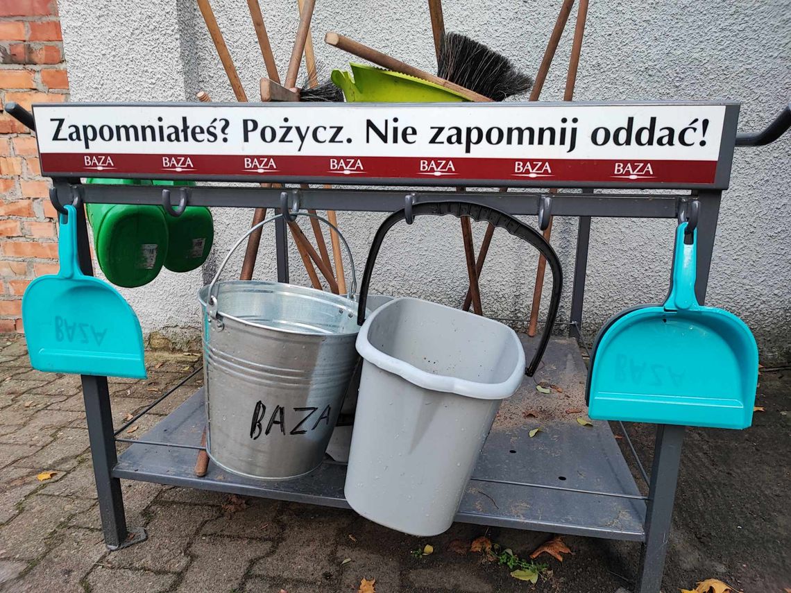 Na cmentarzach są dostępne wypożyczalnie sprzętu ogrodniczego